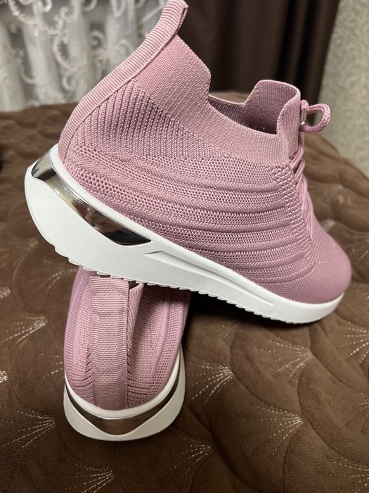 Кросівки жіночі нові