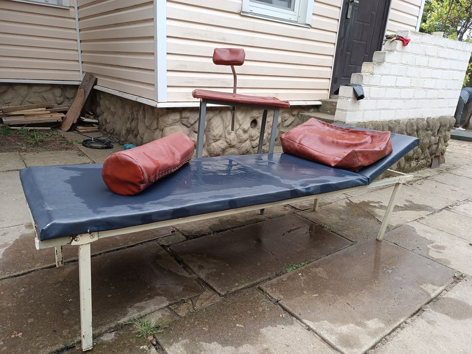 Масажний стіл з обладнанням
