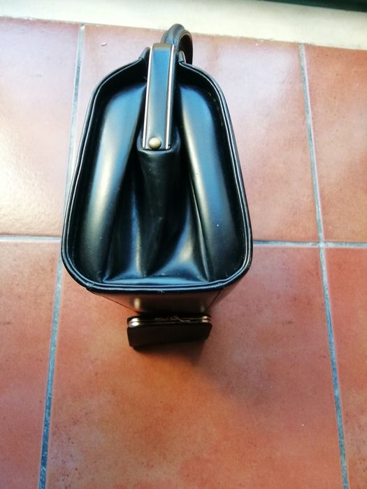 Mala, pele nova c/mais 50 anos, c/portamoedas, poderá servir de adorno