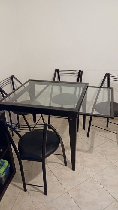 Mesa de vidro e cadeiras