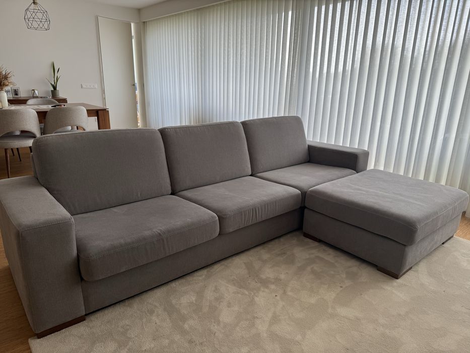 Sofá de 3 lugares mais pufe