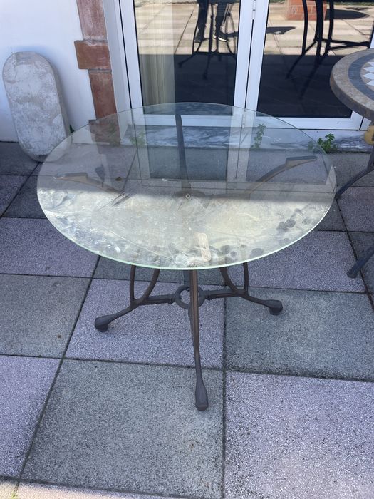 Mesa com pes e tampo em vidro