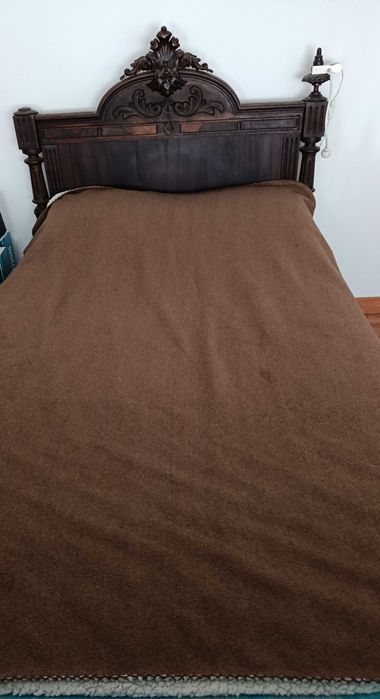 Cama de solteiro antiga