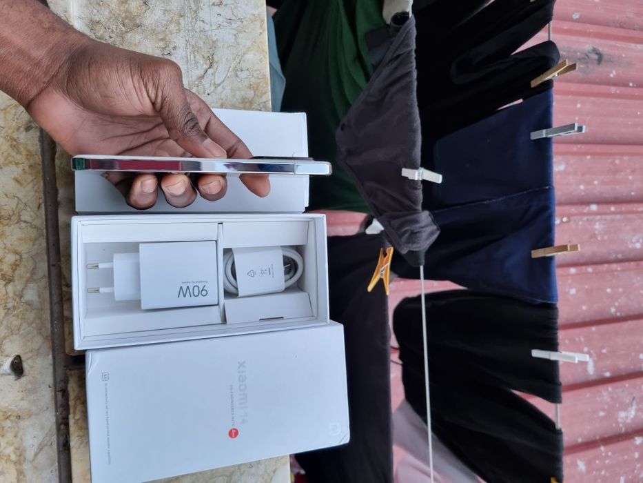 Xiaomi 14 usado como novo 512G/16 Gb de ram