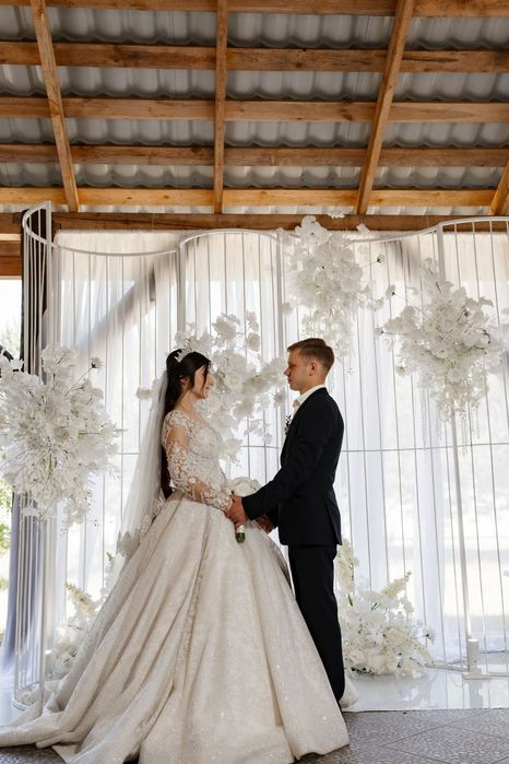 Весільна сукня з шлейфом