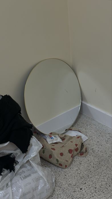 Lustro okragle ze zlota rama