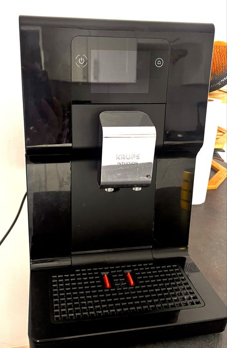 Automatyczny ekspres ciśnieniowy Krups EA873 czarny