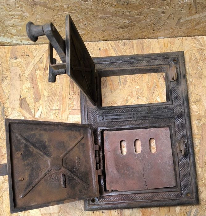 Stare żeliwne drzwiczki od pieca kaflowego