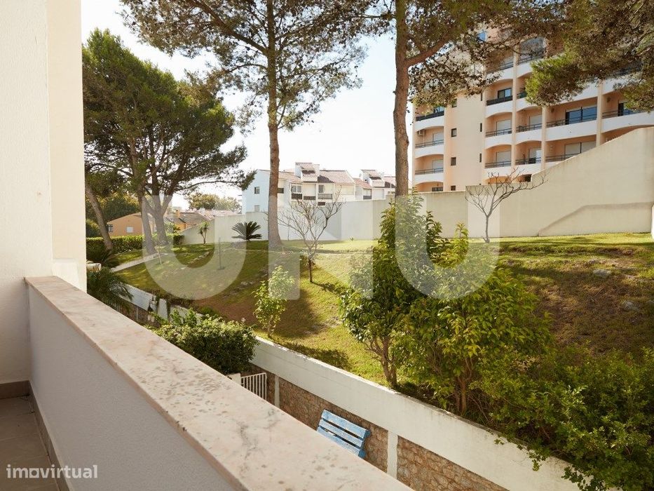 Apartamento T2, remodelado, em condomínio com piscina.