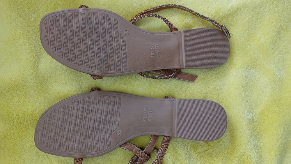 Delikatne letnie sandałki na płaskiej podeszwie