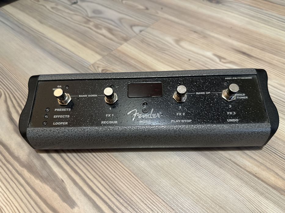 Wzmacniacz gitarowy Fender Mustang GT100 + footswitch MGT-4