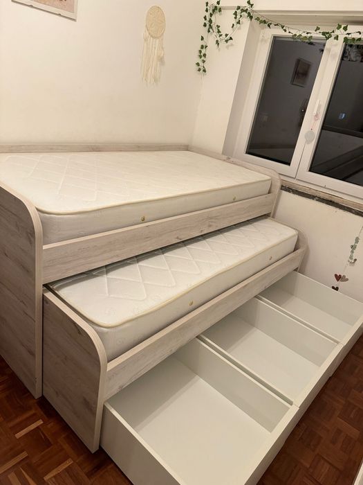 Cama c/ colchões + arrumação – Como nova