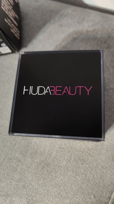 Huda Beauty Easy Bake puder Pound Cake