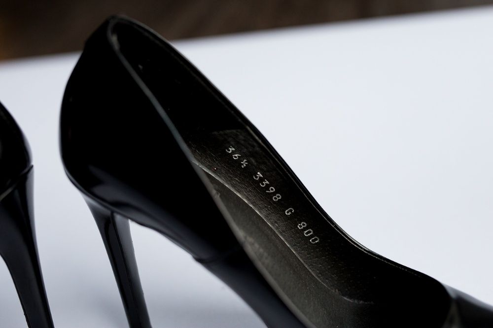 Szpilki damskie marki SIMPLE czarne lakierowane 36 i 1/2 jak NOWE !