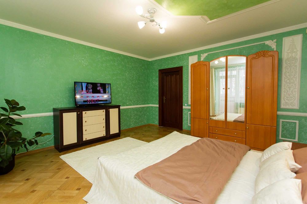 Центр. Вул. Липова. З кімнати. Звітні документи. Квартира подобово