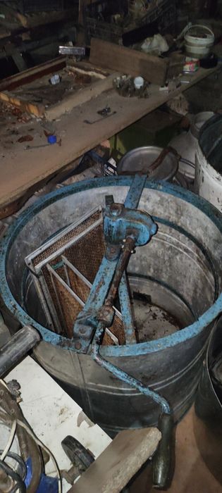 Продам медогонку/медогонка 2 рамки и 4
