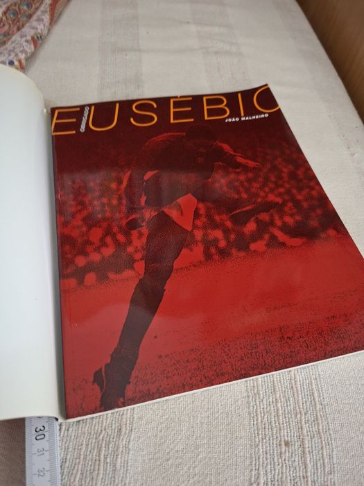 Livro sobre Eusébio com dedicatória
