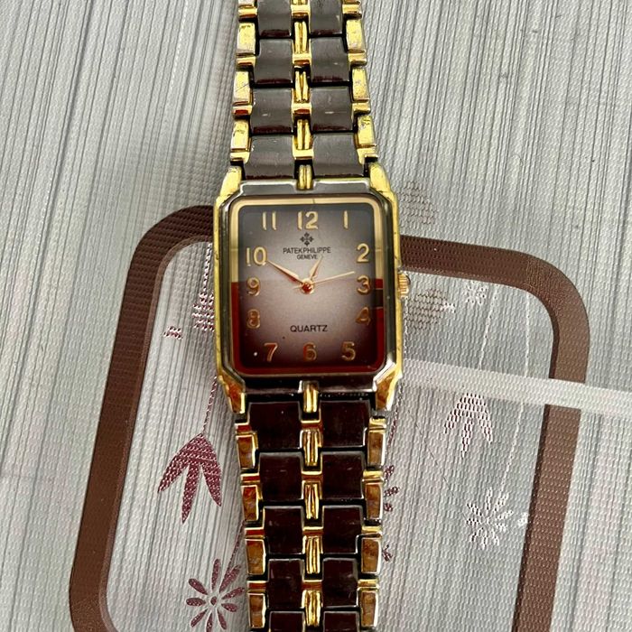 Годинник наручний,кварцовий.