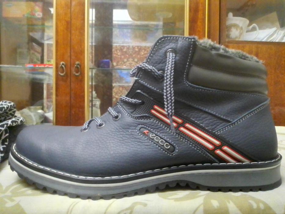 Продаю совершенно новые ботинки ECCO