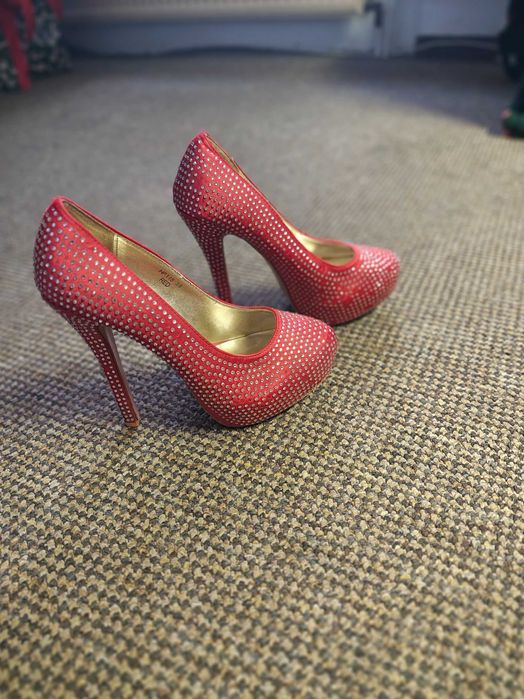 Czerwone szpilki