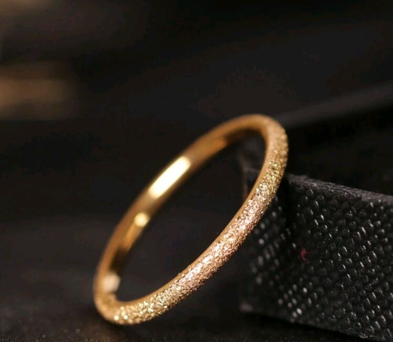 Anel dourado em aço