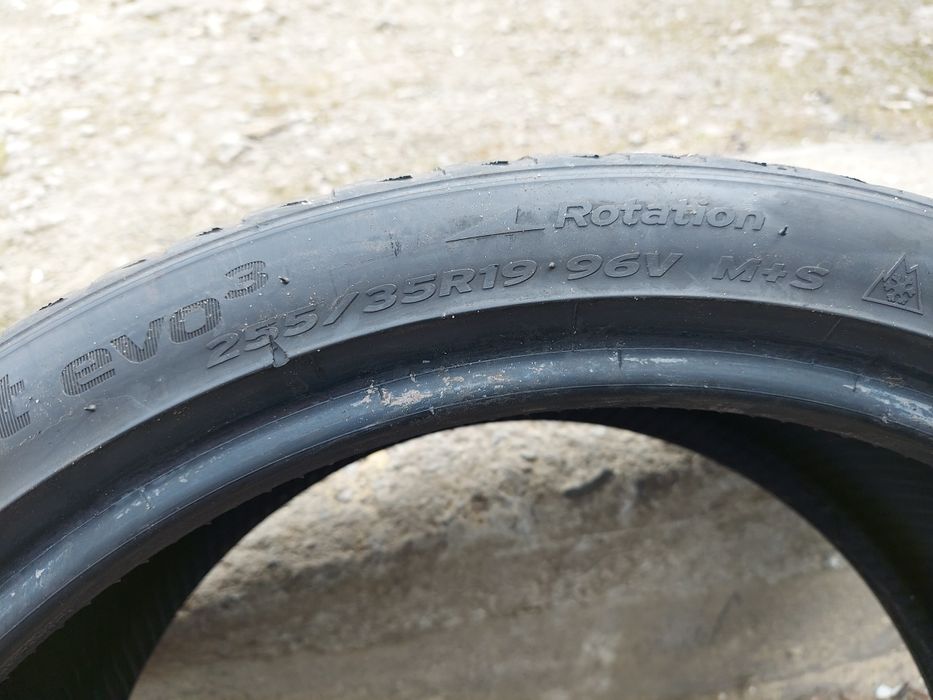 Комплект 4шт. різношироких шин Hankook R19 (225/40 та 255/35)