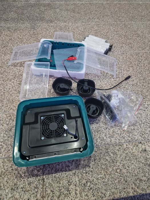 incubadora inteligente doméstica projetada para a eclosão de ovos de aves.O dispositivo possui um visor LED .