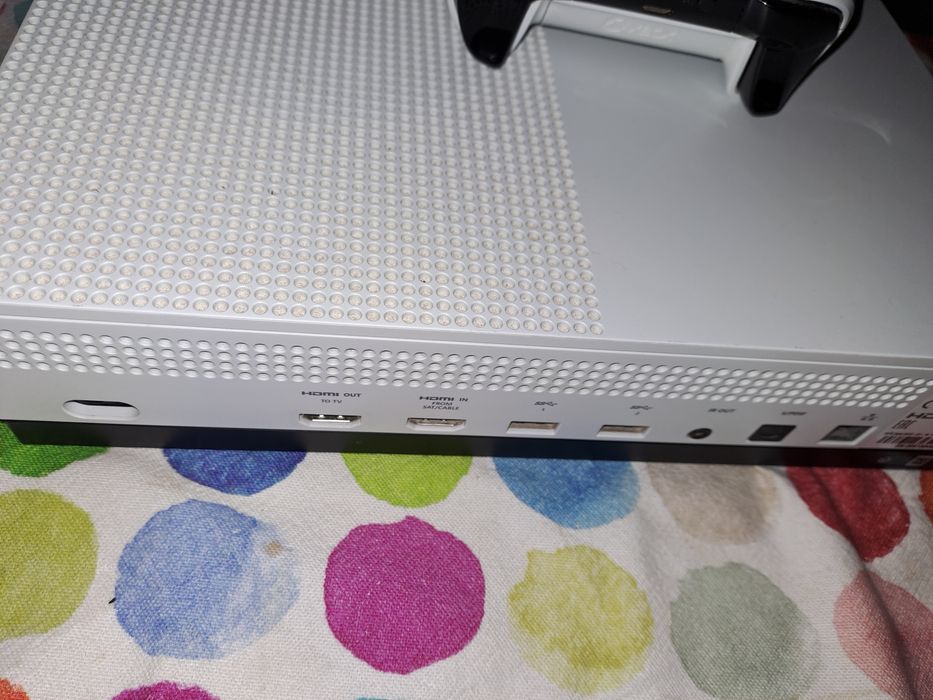 Xbox One 780Gb com comando wireless  e cabos