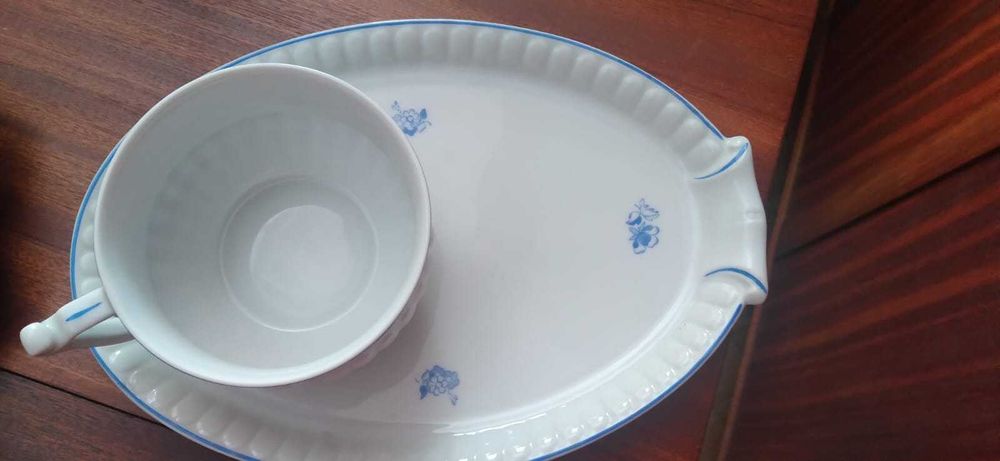 Almoçadeira e chávena de chá com prato para biscoitos ou torradas