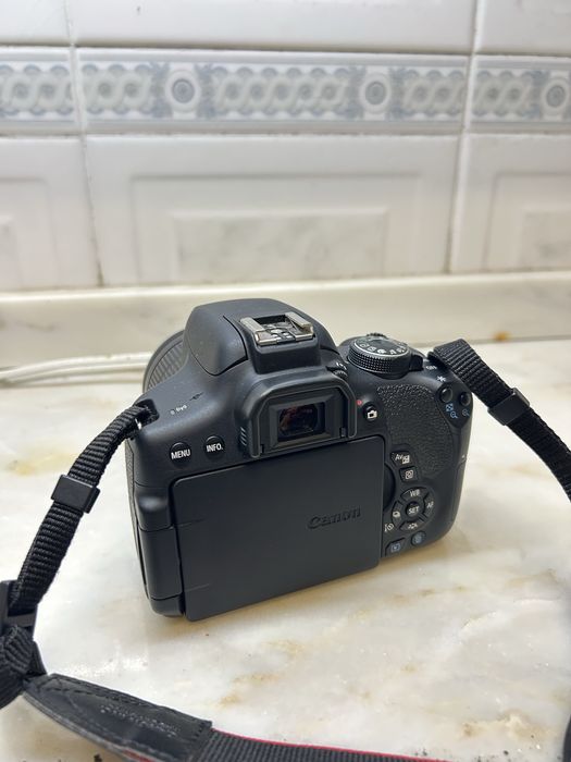 Máquina Canon EOS 750D com objetiva + Tripé
