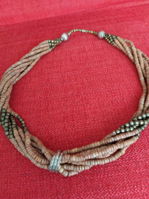 Colar tons terra e dourado com trabalhado lindissimo