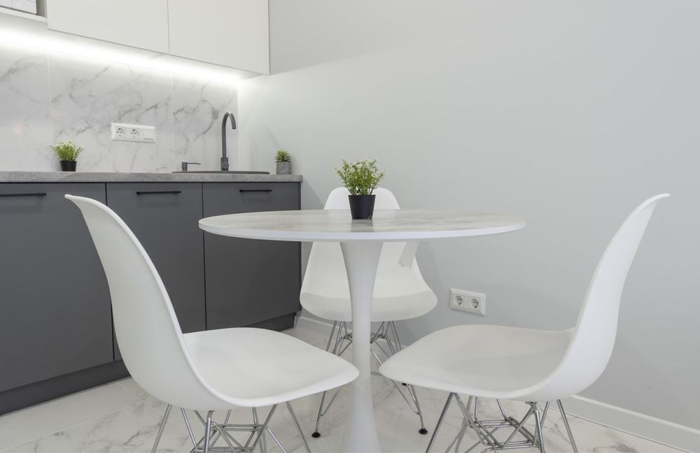 Подобово, за 5 хв. від метро, затишна студія, у будинку з Генератором.