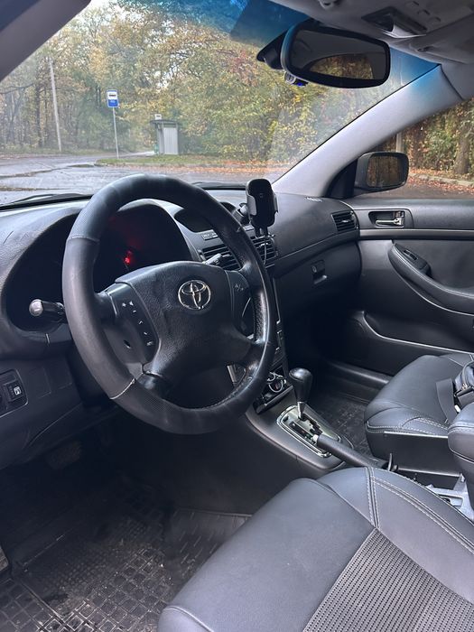 Toyota avensis..