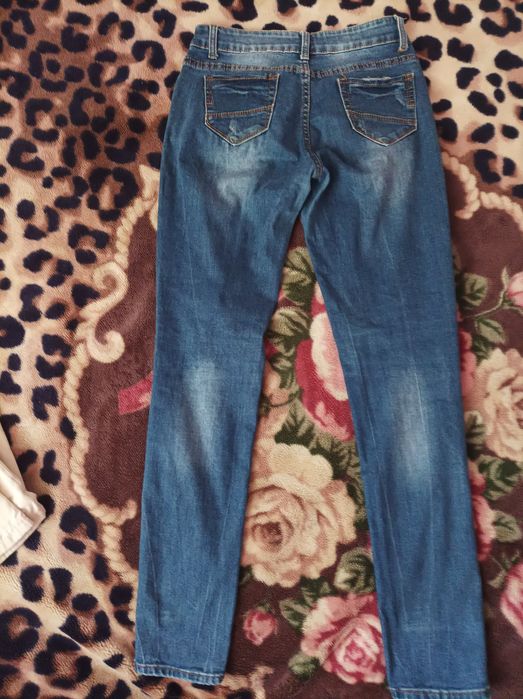 Жіночі джинси в доброму стані