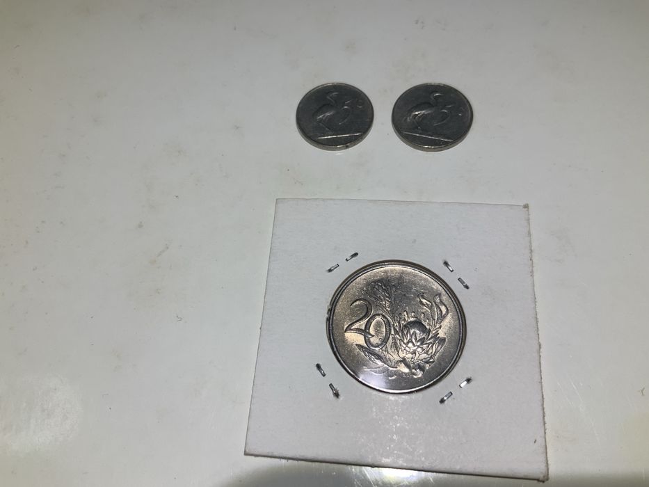 Moedas   	Africa do Sul 5 centavos 1965+66 e 20 centavos 1965