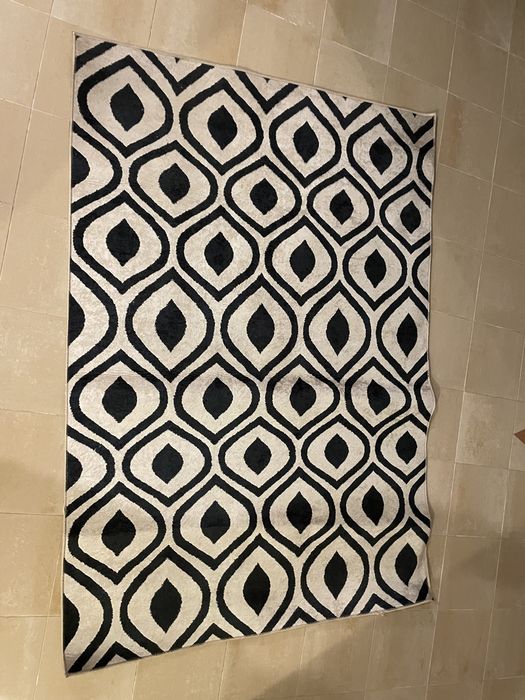 Carpete preto e fundo branco