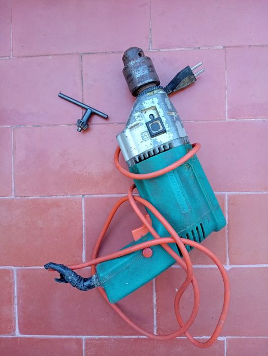 Berbequim elétrico 	Black and Decker 220v	- a funcionar muito bem