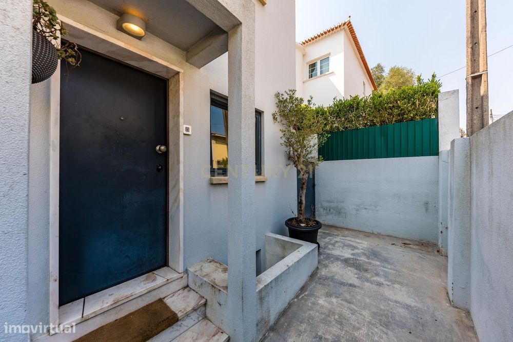 Moradia T2 Renovada com Jardim, Cave e Terraço | Viva o melhor de Belé