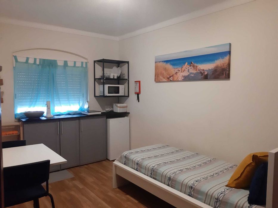 Quarto equipado e amplo