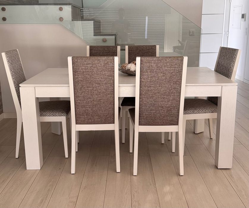 Conjunto sala de jantar (mesa e cadeiras)