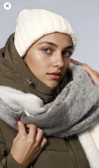 Теплая вязаная молочная шапка