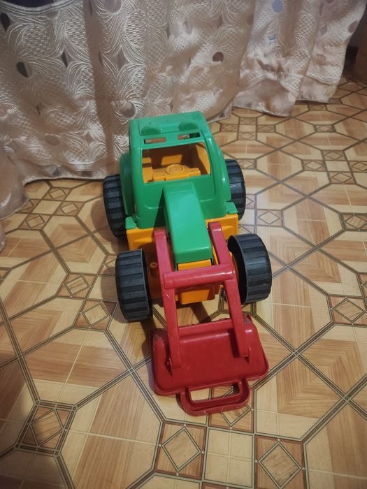 Трактор для піска з ковшем