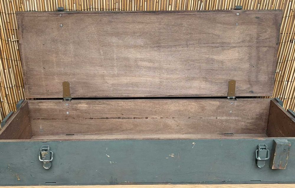 Caixa antiga, de muniçoes em madeira, medidas; 21X40X112 cm