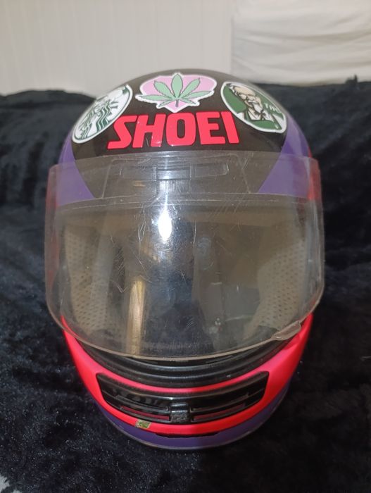 Capacete com algumas marcas