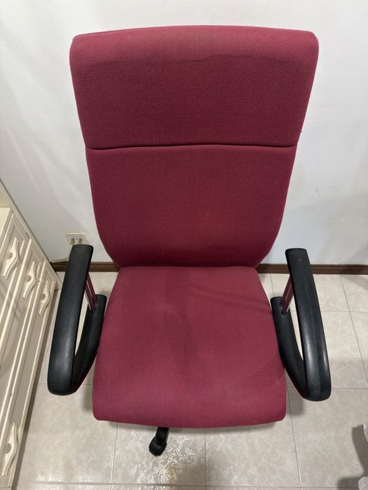 Cadeira de escritório em tecido vermelho