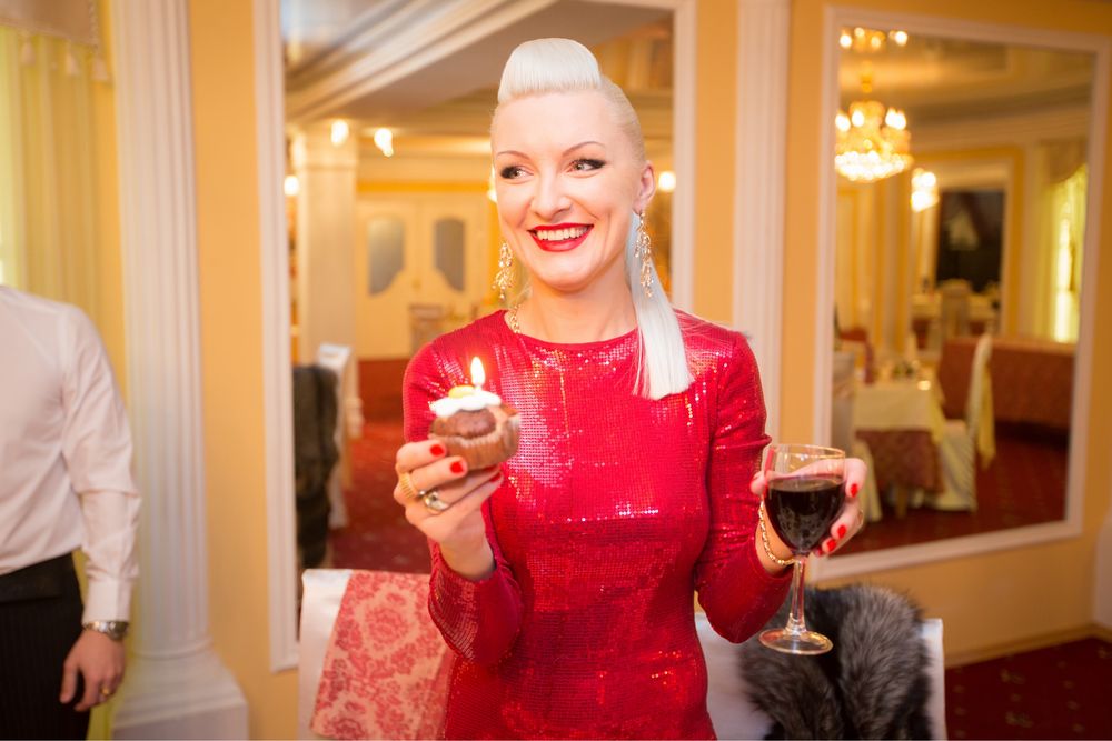 Шикарное красное платье со шлейфом в паетках