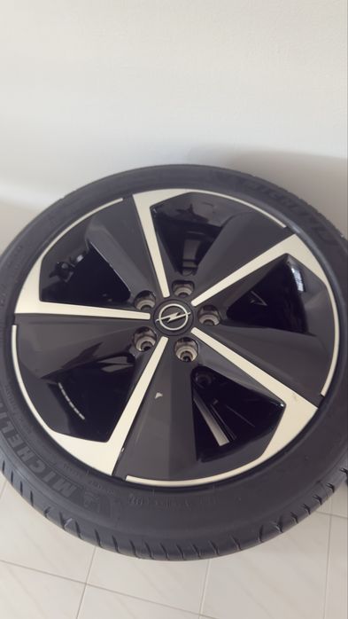 Vendo conjunto completo de 4 jantes originais Opel Astra L com pneus Michelin.