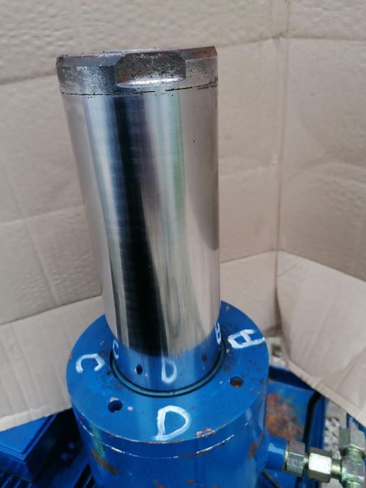 Pompa hydrauliczna z silnikiem i tłokiem