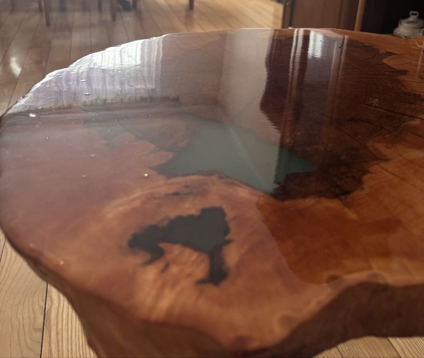 Stolik kawowy z plastra drewna z żywicą