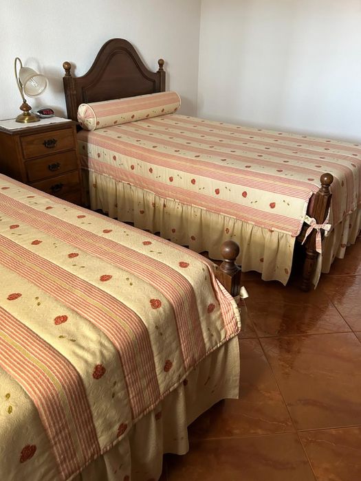 2 camas de solteiro + colchões